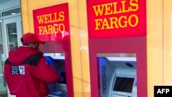 Un client bancaire devant un guichet automatique à Wells Fargo à Washington, DC, 24 mars 2017.