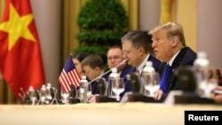 Presiden AS, Donald J. Trump (kanan) bertemu dengan rekan setaranya dari Vietnam, Nguyen Phu Trong (tidak tampak dalam gambar) di Istana Kepresidenan. Hanoi, Vietnam, 27 Februari 2019 (foto: Luong Thai Linh/Pool via Reuters)