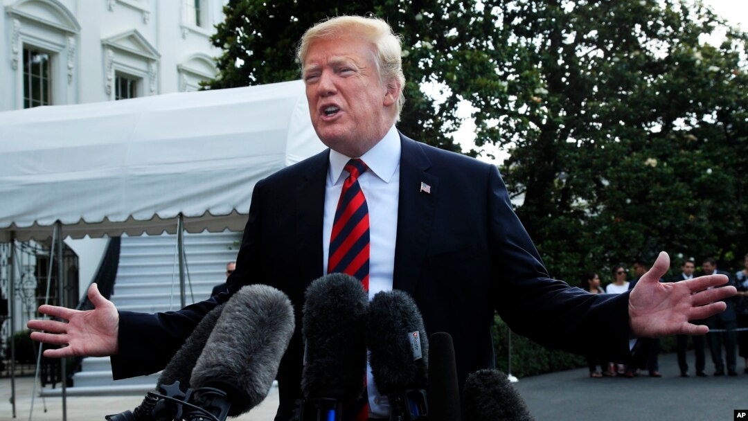 Predsednik SAD Donald Tramp razgovara sa novinarima pre odlaska na samit G-7 u Kanadi (Foto: AP/Manuel Balce Ceneta)