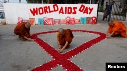 မနှစ်က အိန္ဒိယနိုင်ငံတွင် ကျင်းပခဲ့သည့် ကမ္ဘာ့ AIDS နေ့ အထိမ်းအမှတ် အခမ်းအနားတွင် ဖယောင်းတိုင်ထွန်းညှိနေသည့် ဘုန်းတော်ကြီးများ။ (ဒီဇင်ဘာ ၁၊ ၂၀၁၈)