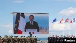 El presidente francés Emmanuel Macron otorgó la Legión de Honor, la condecoración al mérito más importante de Francia, a cinco veteranos de Estados Unidos y abrazó a cada hombre con efusión.