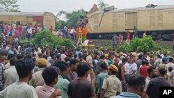 ভারতের পশ্চিমবঙ্গে নিউ জলপাইগুড়ি স্টেশনের কাছে যাত্রাবাহী কাঞ্চনজঙ্ঘা এক্সপ্রেস ট্রেনের পিছনের বগিতে একটি মালগাড়ি ধাক্কা মারার পর উদ্ধারকাজ চলছে। ফটোঃ ১৭ জুন, ২০২৪।