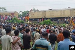 Warga melihat tim penyelamat bekerja setelah kecelakaan antara kereta kargo dan Kanchanjunga Express, kereta penumpang, di dekat stasiun New Jalpaiguri, Bengal Barat, India, pada Senin, 17 Juni 2024. (Foto: AP)