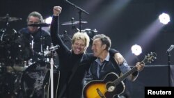 Penyanyi dan musisi Bon Jovi (kiri) dan Bruce Springsteen, keduanya berasal dari New Jersey, ikut menghangatkan panggung konser amal "12-12-12" di Madison Square Garden, New York, Rabu (12/12). Konser yang didukung sejumlah musisi dunia ini diselenggarakan untuk penggalangan dana bagi para korban badai Sandy.