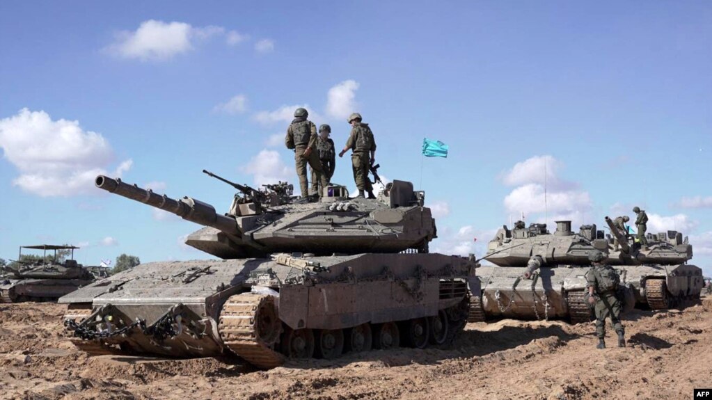 资料照片：以色列军人和坦克在加沙南部拉法城的东部集结。（2024年5月10日）(photo:VOA)