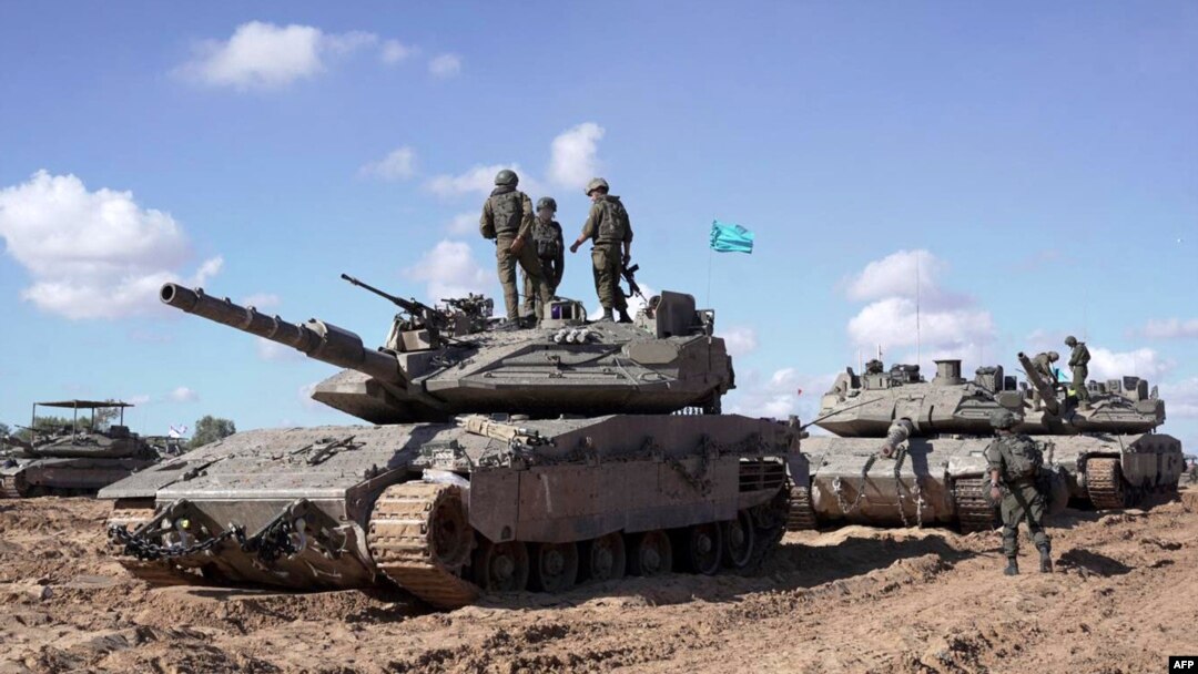 Ảnh tài liệu này do quân đội Israel công bố vào ngày 10/5/2024 cho thấy các binh sĩ Israel đứng trên xe tăng chiến đấu chủ lực thuộc Lữ đoàn Givati hoạt động ở phía đông Rafah ở phía nam Dải Gaza. Xe tăng của Israel được nhìn thấy đã tiến vào trung tâm Rafah hôm 28/5/2024.