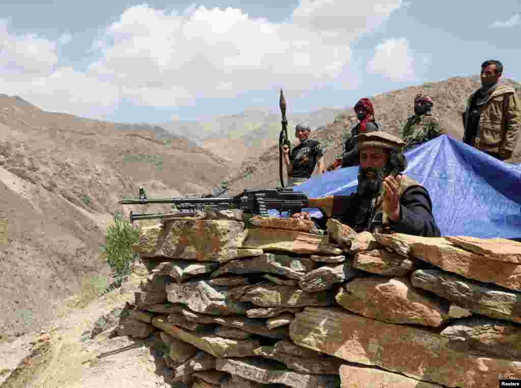 아프가니스탄 군인들이 파르완주에서 탈레반 무장세력의 공격에 대비하고 있다. 