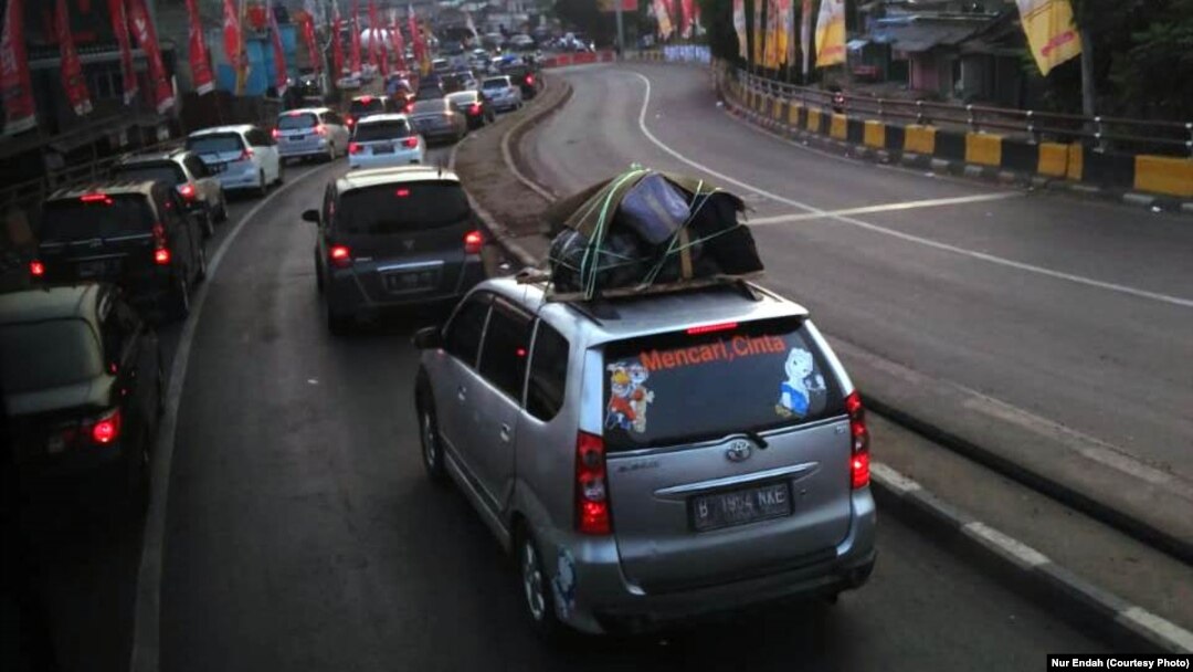 Antrian kendaraan memasuki Pelabuhan Penyeberangan Merak, Banten menuju Bakauheni, Lampung, Rabu 13 Juni 2018. (Foto: Nur Endah)
