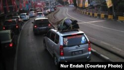 Antrian kendaraan memasuki Pelabuhan Penyeberangan Merak, Banten menuju Bakauheni, Lampung, Rabu 13 Juni 2018. (Foto: Nur Endah)