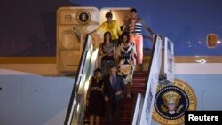 Shugaba Obama da iyalinsa lokacin da ya sauka filin jirgin saman Dakar na kasar Senegal jiya Laraba