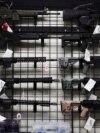 Ilustracija: Puške izložene u trgovini oružja u gradu Oceanside u Kaliforniji, 12. aprila 2021. godine (Reuters/Bing Guan)