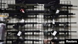 Ilustracija: Puške izložene u trgovini oružja u gradu Oušensajd u Kaliforniji, 12. aprila 2021. godine (Reuters/Bing Guan)