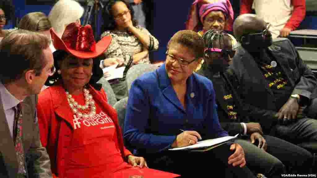 Shugaban VOA David Ensor, Rep. Federica Wilson, Rep Karen Bass, da daliban Chibok &#39;Patience&quot;.