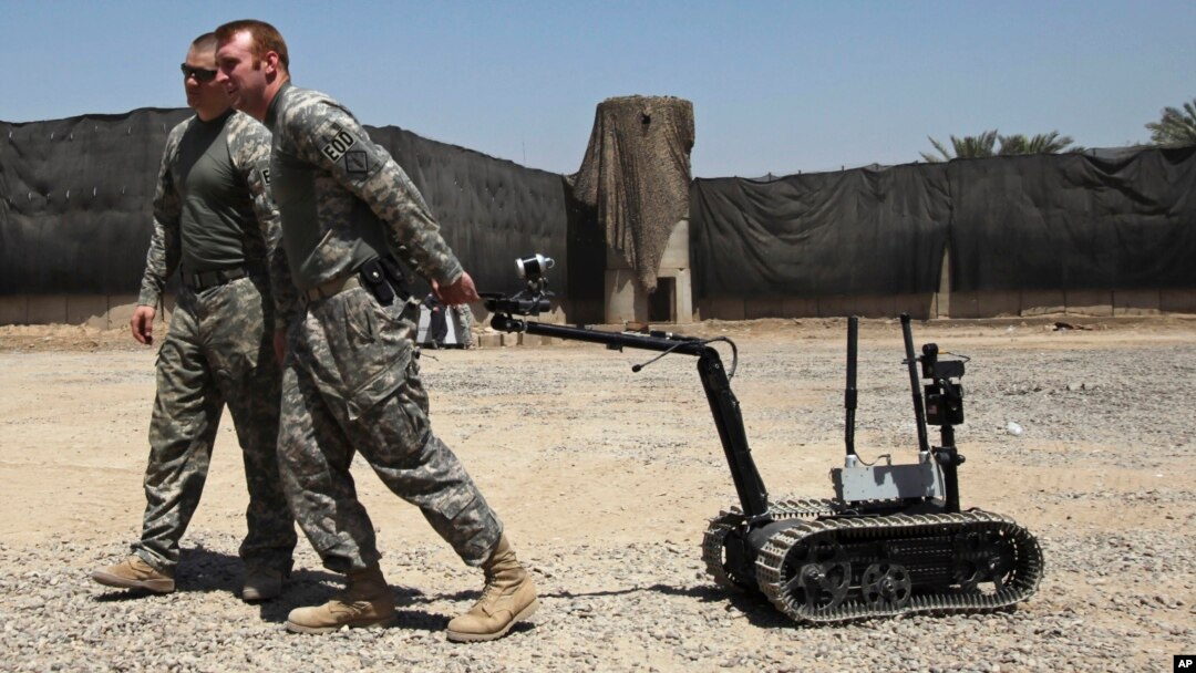 Tentara AS menarik robot yang digunakan untuk mendeteksi bahan peledak di Baghdad, Irak (foto; dok). Militer AS mempelajari kemungkinan penggantian tentaranya dengan robot.