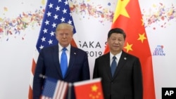 ARCHIVO - En esta foto de archivo del 29 de junio de 2019, el presidente Donald Trump, a la izquierda, posa para una foto con el presidente chino Xi Jinping durante una reunión al margen de la cumbre del G-20 en Osaka, Japón.