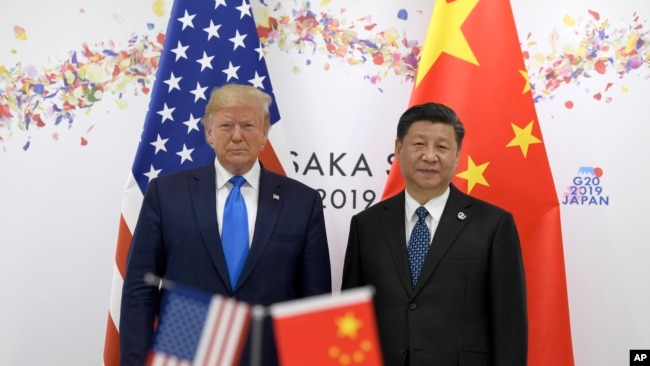 ARCHIVO - En esta foto de archivo del 29 de junio de 2019, el presidente Donald Trump, a la izquierda, posa para una foto con el presidente chino Xi Jinping durante una reunión al margen de la cumbre del G-20 en Osaka, Japón.