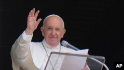 En esta fotografía de archivo, el Papa Francisco saluda a la multitud cuando llega para recitar la oración del mediodía del Ángelus desde la ventana de su estudio con vista a la Plaza de San Pedro, en el Vaticano.