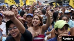 Simpatizantes de la oposición durante un mitin de campaña de la Mesa de la Unidad en Caracas.