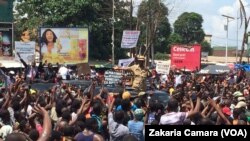 Des manifestants devant le stade du 28 septembre de Conakry Guinée, 2 août 2017. (VOA/Zakaria Camara)