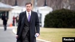 ARCHIVO - Arne Sorenson, presidente y director ejecutivo de Marriott International, llega para reunirse con el presidente estadounidense Barack Obama y otros directores ejecutivos en la Casa Blanca en Washington el 5 de febrero de 2013.