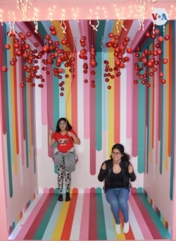 Estas hermanas se divierten en cualquier espacio y disfrutan de estar juntas. [Foto: Lenny Castro, VOA]