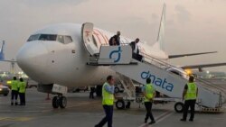 Turis Israel meninggalkan pesawat flydubai yang mendarat di Dubai, Uni Emirat Arab, 8 November 2020. Beberapa maskapai penerbangan, termasuk FlyDubai, menyesuaikan jalur penerbangan mereka di Iran pada Jumat (19/4). (Foto: AP)
