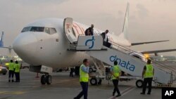 Turis Israel meninggalkan pesawat flydubai yang mendarat di Dubai, Uni Emirat Arab, 8 November 2020. Beberapa maskapai penerbangan, termasuk FlyDubai, menyesuaikan jalur penerbangan mereka di Iran pada Jumat (19/4). (Foto: AP)