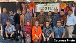 Warga Indonesia bersama Konsul Jenderal RI, Simon D.I. Soekarno (ke-7 dari kiri) di acara Indo Feast Halal Festival di California (dok: Ake Pangestuti)