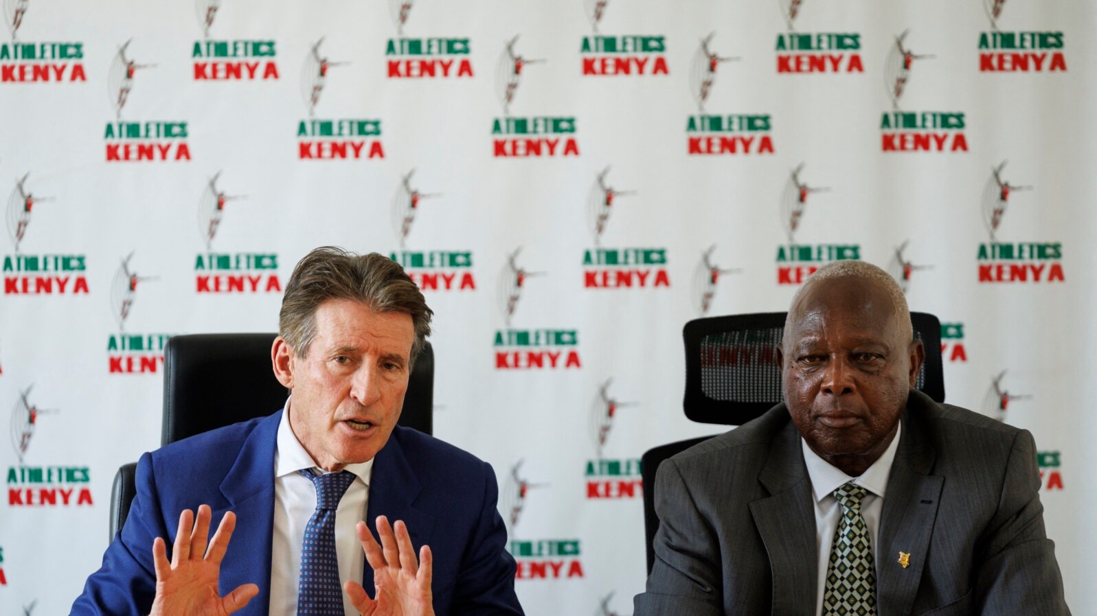 Sebastian Coe lors d'une conférence de presse avec le président de l'Athletics Kenya (AK), Jackson Tuwei, Nairobi, le 5 mars 2025.