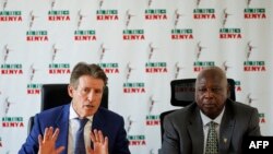 Sebastian Coe lors d'une conférence de presse avec le président de l'Athletics Kenya (AK), Jackson Tuwei, Nairobi, le 5 mars 2025.