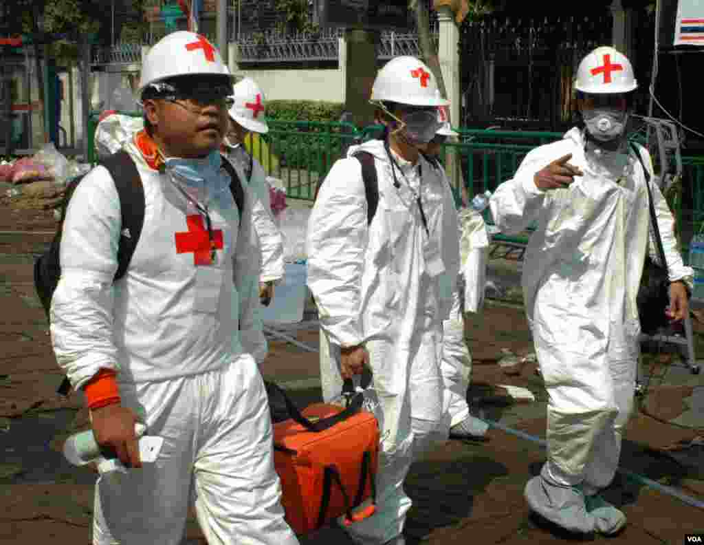 A medical team leaves the government complex in Bangkok, Dec. 3, 2013. (Steve Herman/VOA)
