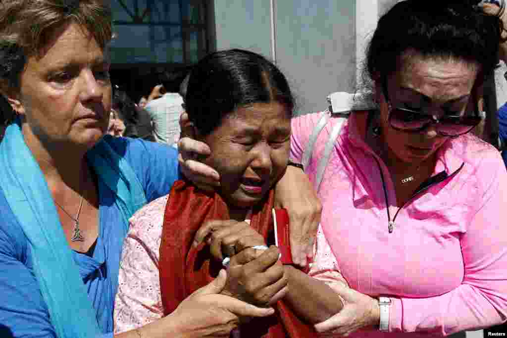 The mother of Zaw Lin (C) cries as she leaves after hearing the verdict at the Koh Samui provincial court , in Koh Samui, Thailand, December 24, 2015. A Thai court sentenced two Myanmar migrant workers, including Zaw Lin, to death on Thursday after convic