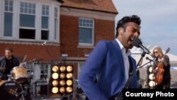 Fotograma de la película "Yesterday" en la que el actor Himesh Patel interpreta al aspirante a compositor Jack Malik.