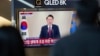 Orang-orang menonton siaran TV yang menampilkan Presiden Korea Selatan Yoon Suk Yeol, di Stasiun Kereta Api Seoul di Seoul, Korea Selatan, 12 Desember 2024. (Foto: AP)