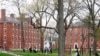 Des étudiants traversent Harvard Yard, le 27 avril 2022, sur le campus de l'Université Harvard à Cambridge, Massachussetts.