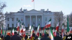 Activistas de la Organización de Comunidades iraníes estadounidenses protestan frente a la Casa Blanca en solidaridad con los manifestantes anti-gobierno en Irán . Enero 6, 2018.