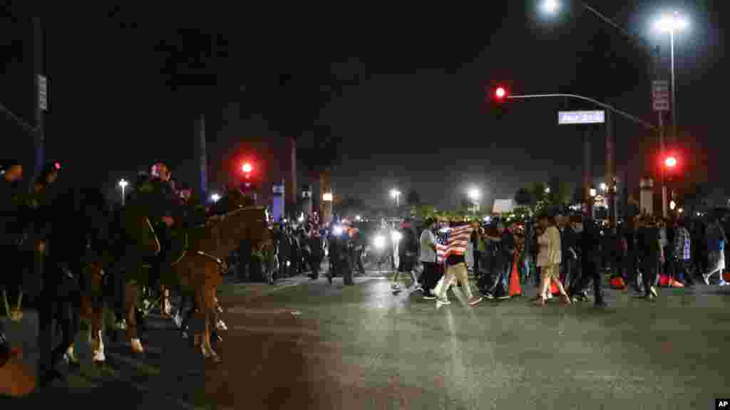 Les manifestants dans les rues de Californie, après un rassemblement pour le candidat présidentiel républicain Donald Trump, le jeudi 28 avril, 2016.