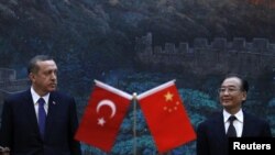 Perdana Menteri Turki Recep Tayyip Erdogan (kiri) dan Perdana Menteri Tiongkok Wen Jiabao di Balai Rakyat Beijing (9/4)