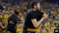 LeBron James et Kevin Love des Cleveland Cavaliers, Oakland, Californie, le 12 juin 2017.
