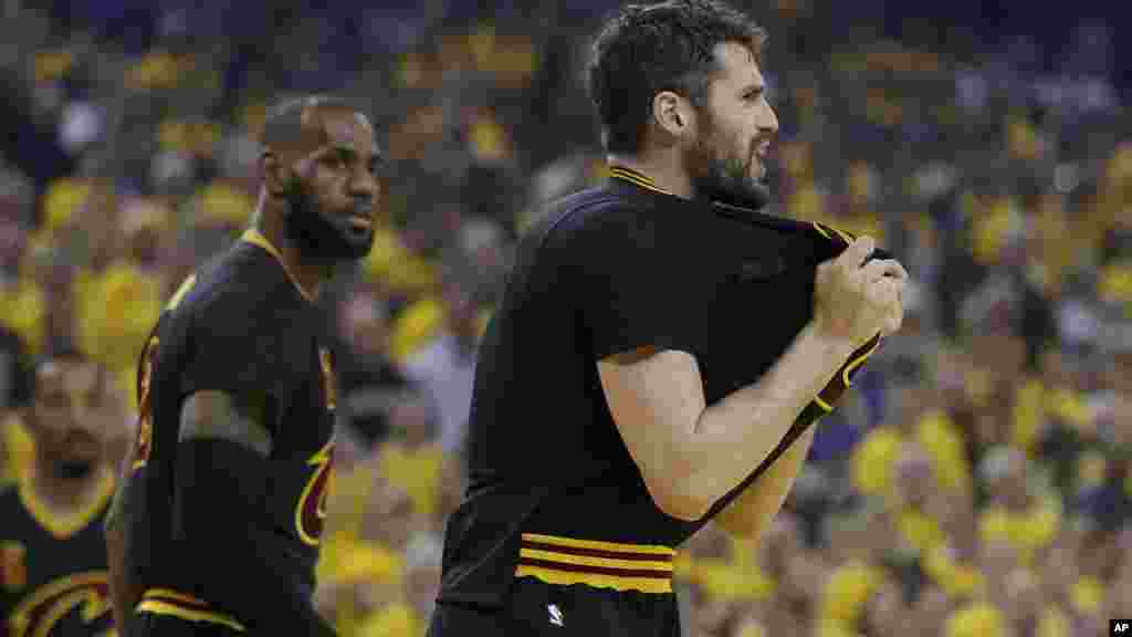 L&#39;attaquant des Cleveland Cavaliers Kevin Love, lors du match à Oakland, en Californie, le 12 juin 2017.