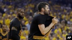 Kevin Love, à droite, et Lebron James, lors des finales NBA entre Cleveland Cavaliers et Golden State Warriors, USA, le 12 juin 2017.