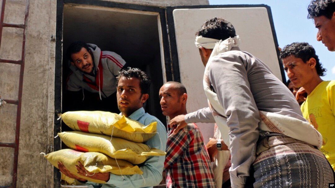 Seorang relawan Yaman membagikan kantung-kantung beras bantuan untuk para pengungsi di Taiz, Yemen (Foto: dok).