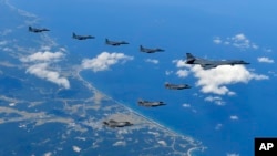 미 공군 B-1B 폭격기와 F-35B 스텔스 전투기들이 한국 공군 F-15K 전투기들과 한반도 상공에서 훈련하고 있다. (자료사진)