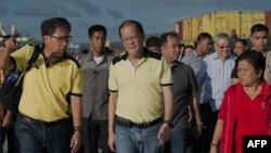 Presiden Filipina Benigno Aquino mengunjungi pelabuhan di kota Tacloban di mana bantuan untuk korban bencana datang dengan kapal (17/11).