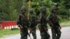 Tentara berpatroli di jalan di Timika di Papua, 18 Juli 2009. (Foto: REUTERS/Muhammad Yamin)