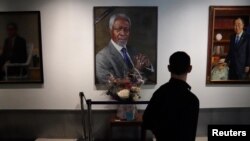 Un homme devant un portrait de l'ancien secrétaire général de l'ONU, feu Kofi Annan, au siège des Nations Unies à New York, aux États-Unis, le 28 août 2018