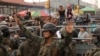 Un militar pide calma a los amigos y familiares de presos que buscaban información sobre sus seres queridos tras los enfrentamientos con muertos en la Penitenciaría del Litoral de Guayaquil, Ecuador, el martes 25 de julio de 2023. 
