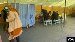 Zimbabweans at a Harare Central Hospital vaccination center for COVID19 on Dec. 02, 2021. (Columbus Mavhunga/VOA)