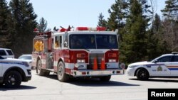 Polisi Kanada mengawasi Jalan Portapique Beach Road, setelah mencari Gabriel Wortman, tersangka penembakan massal di Portapique, Nova Scotia, Kanada, 19 April 2020. 