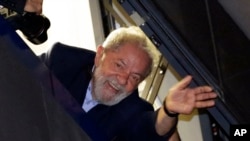 El ex presidente de Brasil, Luiz Inácio Lula da Silva, saluda a los simpatizantes frente a la sede del sindicato de trabajadores del metal en Sao Bernardo do Campo, Brasil, el jueves 5 de abril de 2018. 